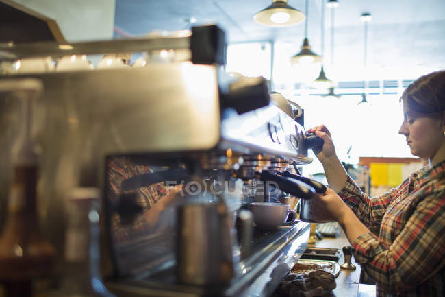 Mulher barista fazendo café e leite de espuma com tubo de vapor . — Fotografia de Stock
