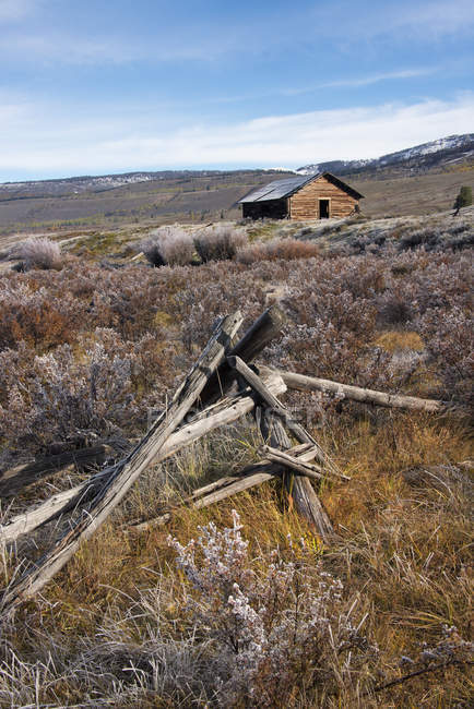 Kaputte Zäune auf Grasland und Scheune in grünen Flussseengebiet, Wyoming, USA. — Stockfoto