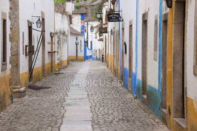 Ruhige enge straße traditioneller häuser im dorf sonega, portugal. — Stockfoto
