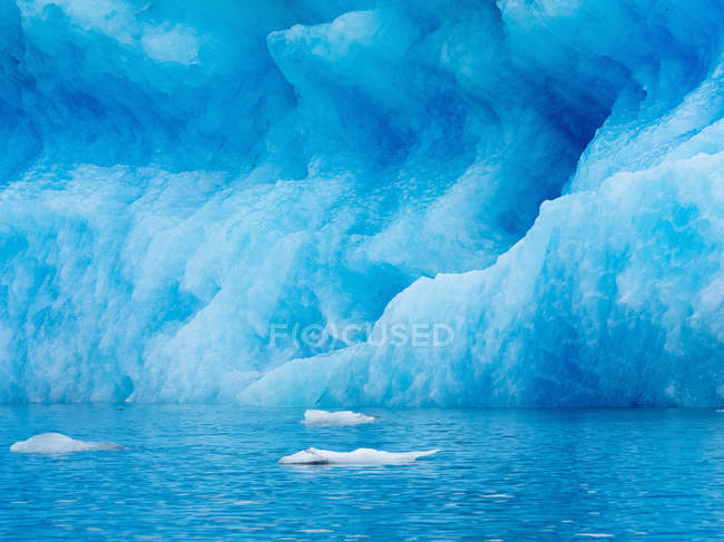Lago glaciar de Breidamerkurjokull glaciar por borde del Océano Atlántico en Islandia . - foto de stock