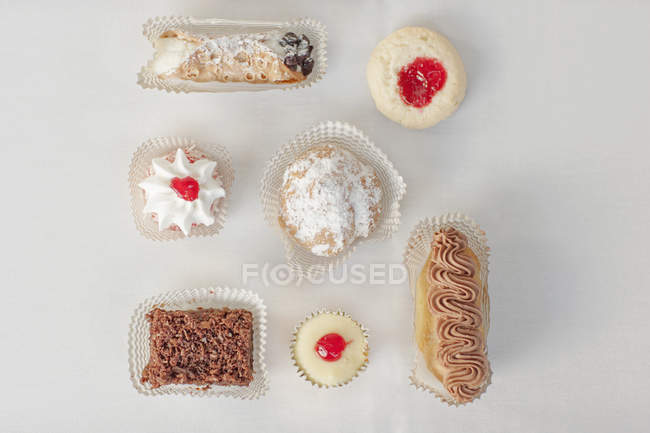 Auswahl an Party-Desserts, Biolebensmitteln und leckeren Kuchen und Gebäck, Draufsicht. — Stockfoto