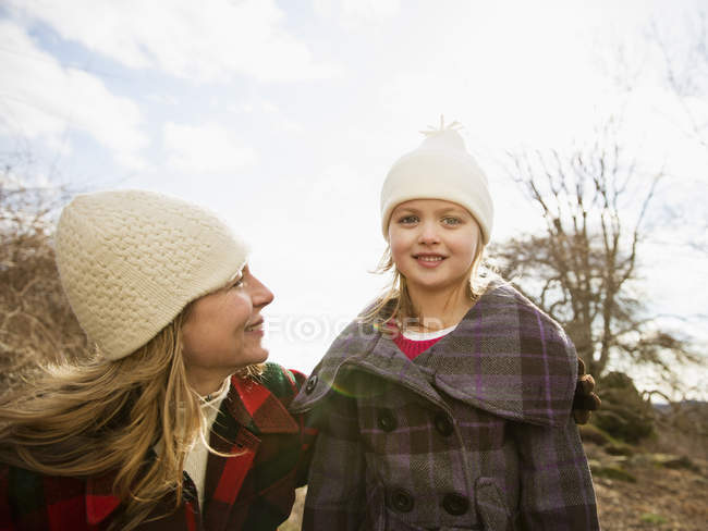 Frau und Kind in warme Kleidung gegen Kälte gehüllt. — Stockfoto