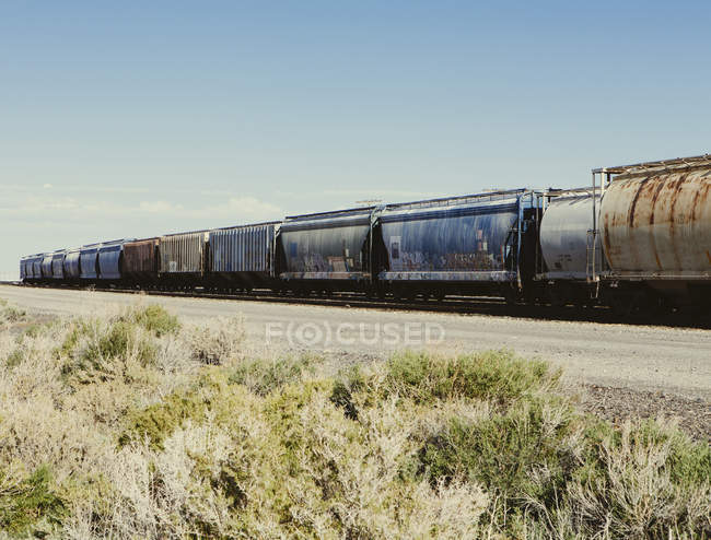 Tren industrial que pasa por el campo rural . - foto de stock