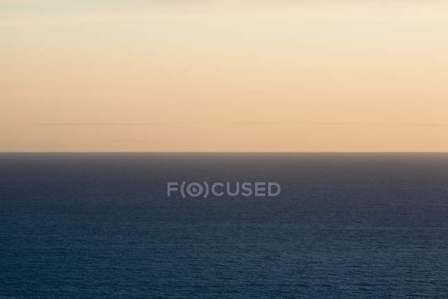 Scena costiera di acqua lungo la costa del Big Sur sulla costa della California
. — Foto stock