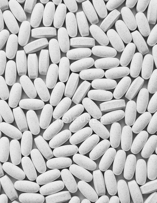 Comprimidos ovais brancos de suplementos vitamínicos, quadro completo . — Fotografia de Stock