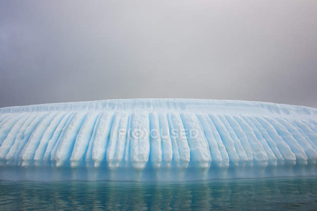 Patrón natural de iceberg a lo largo de la Península Antártica
. - foto de stock