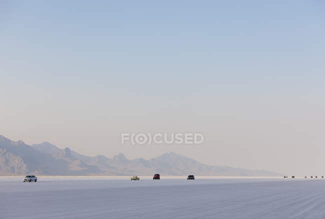 Voitures conduisant sur Bonneville Salt Flats, Utah, USA — Photo de stock