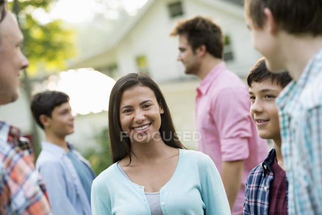Група дорослих і підлітків позують на літній вечірці в саду . — стокове фото