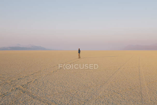 Silhouette des Menschen in der leeren Wüstenlandschaft der schwarzen Felswüste, Nevada. — Stockfoto