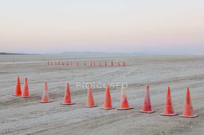 Fila di coni stradali sulla superficie pianeggiante desertica di Black Rock, Nevada . — Foto stock