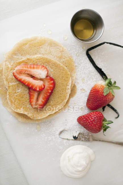 Frisch gekochte Pfannkuchen mit Erdbeeren und Getränk. — Stockfoto