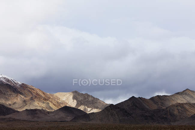 Neve coberto montanhas e céu sinistro no parque nacional do Vale da Morte . — Fotografia de Stock