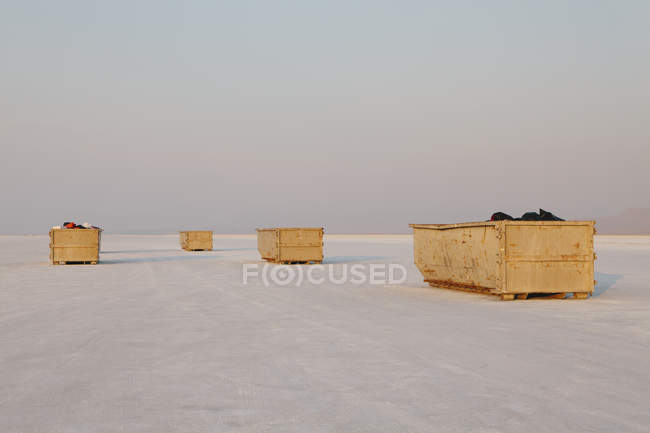 Grandes contenedores de basura en Bonneville Salt Flats, Utah, EE.UU. - foto de stock
