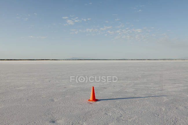 Marcatore singolo del veicolo del cono di traffico sulle saline a Bonneville, Utah, Stati Uniti — Foto stock