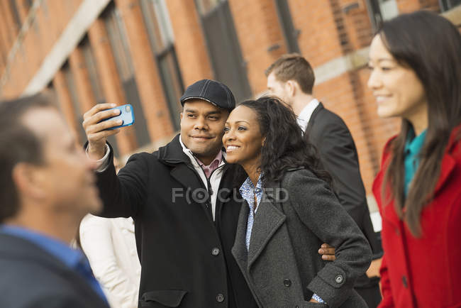 Casal tirando selfie na rua cheia de pessoas em Nova York, EUA . — Fotografia de Stock