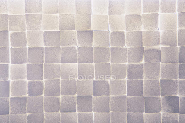 Стена из белых сложенных кубиков сахара, полная рамка . — стоковое фото