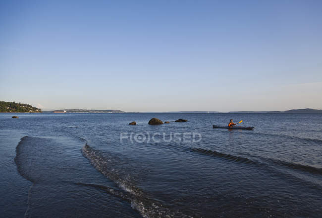 Sea kayaker in water at sunset at coast of Seattle in Puget Sound, Washington, USA. — Stock Photo
