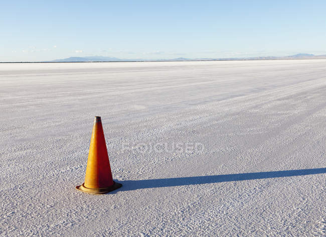Single traffic cone vehicle marker on salt flats on Bonneville, Utah, USA — Stock Photo