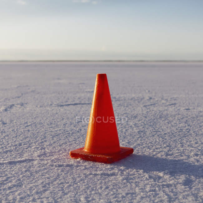 Marcador de veículo de cone de tráfego único em apartamentos de sal em Bonneville, Utah, EUA — Fotografia de Stock