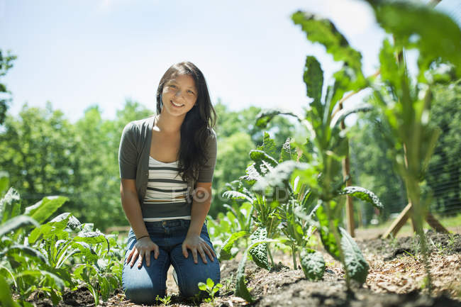 Молодая женщина садоводство на традиционной ферме в сельской местности . — стоковое фото