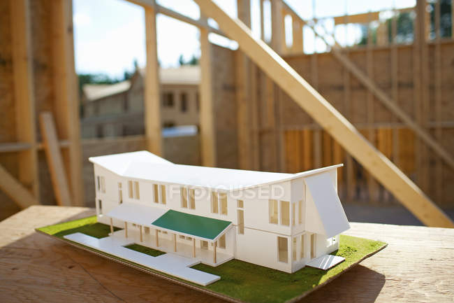 Close-up do modelo de construção em escala no canteiro de obras . — Fotografia de Stock
