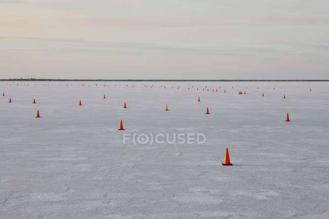 Cônes de circulation sur le circuit de Bonneville Salt Flats, Utah, USA — Photo de stock