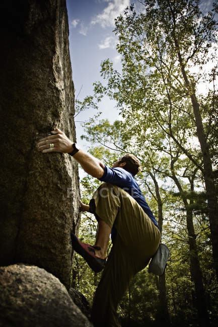 Mann klettert steile Klippen in Wäldern in der Nähe von essex, massachusetts. — Stockfoto