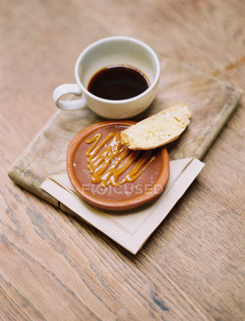 Brot, Honig und eine Tasse Kaffee auf dem Tisch. — Stockfoto