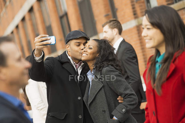Coppia che si fa selfie per strada piena di persone a New York, USA . — Foto stock