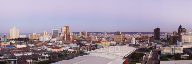 Skyline del centro de la ciudad en Durban, Sudáfrica - foto de stock