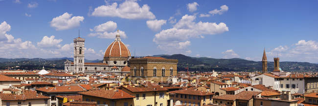 Флорентийский горизонт и Католический собор Санта-Мария-дель-Фьоре в Италии, Европе — стоковое фото