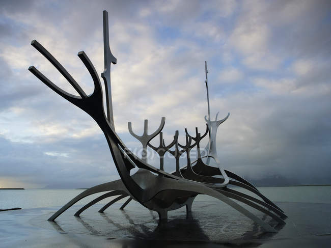 Sun-craft sculpture on Tjorn lake in Reykjavik, Iceland — Stock Photo