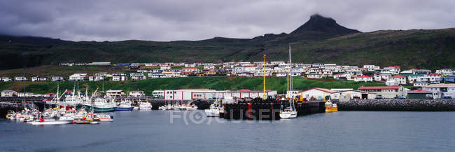 Barche da diporto e da pesca nel porto di Stykkisholmur, Islanda — Foto stock