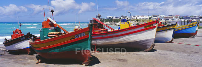 Barcos pesqueros amarrados en Arniston, Western Cape, Sudáfrica, África - foto de stock