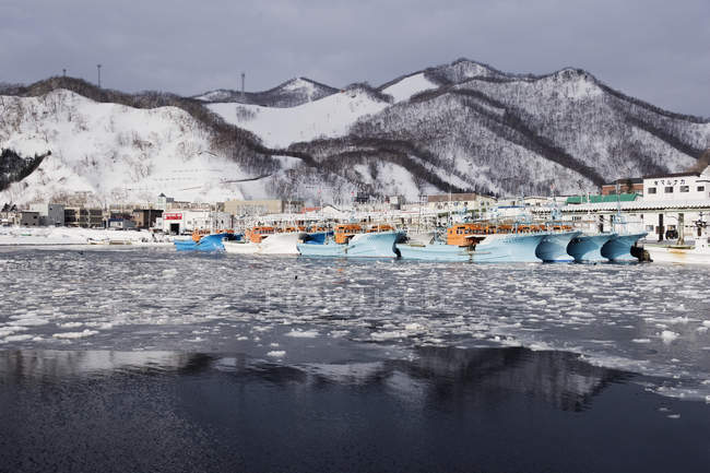 Muelle ligero en el puerto pesquero de Rausu, Japón - foto de stock