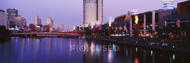 Melbourne et la rivière Yarra au crépuscule, paysage urbain, Australie — Photo de stock