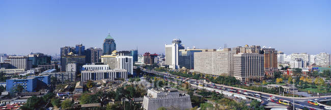 Skyline und Wolkenkratzer in der Innenstadt von Peking, China — Stockfoto