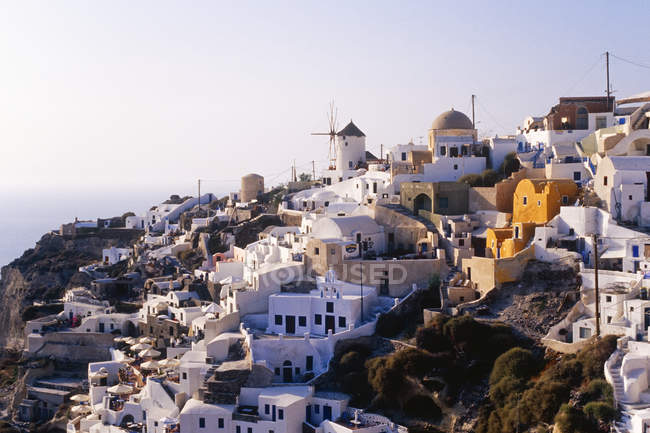 Hillside ciudad de Oia con casas blancas tradicionales en Grecia, Europa - foto de stock