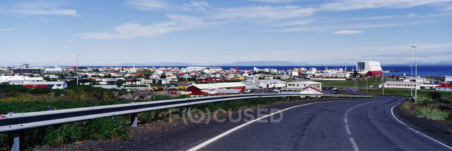 Estrada que leva à cidade de Keflavik na Islândia — Fotografia de Stock