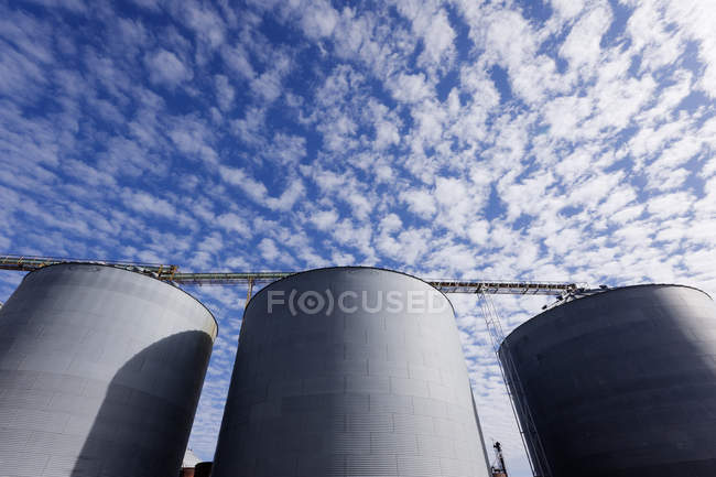 Силосы против голубого неба с облаками в Техасе, США — стоковое фото