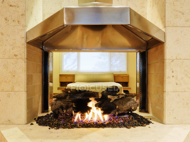 Chimenea moderna encendida con llama en Dallas, Texas, Estados Unidos - foto de stock