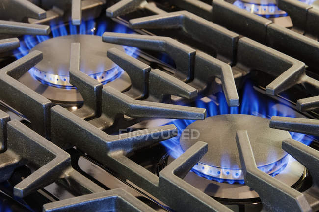 Quemado de gas encendido en estufa comercial en Fort Worth, Texas, Estados Unidos - foto de stock