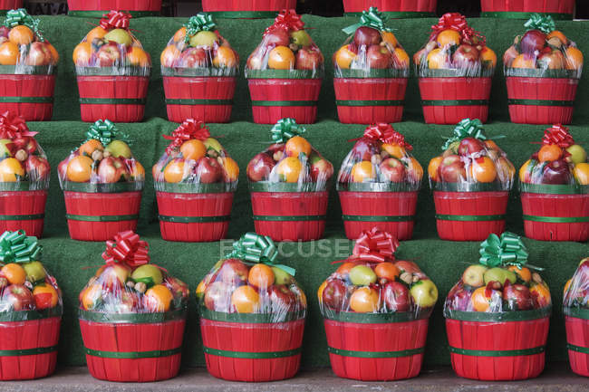 Christmas fruit baskets on shelves in Dallas, Texas, USA — Stock Photo