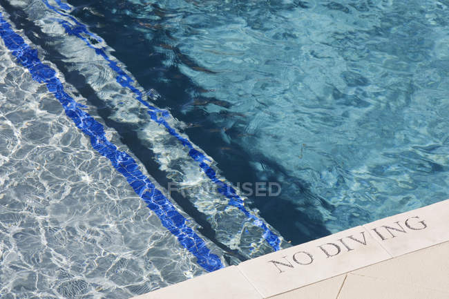Bord de la piscine avec panneau No Diving à Fort Worth, Texas, USA — Photo de stock