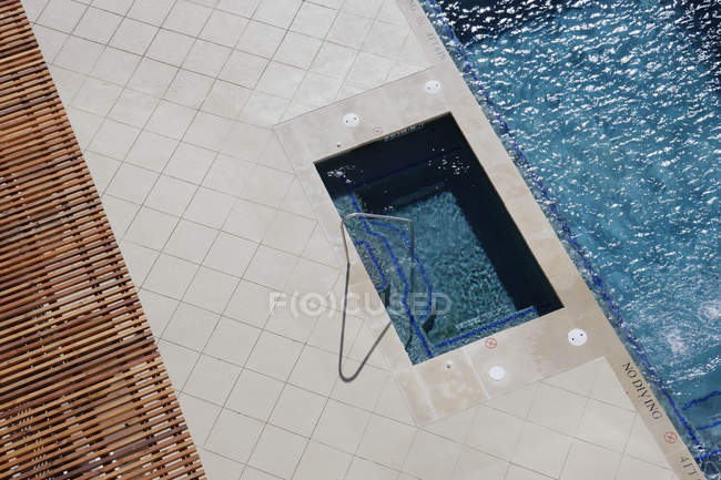 Bañera de hidromasaje junto a piscina en Fort Worth, Texas, Estados Unidos - foto de stock