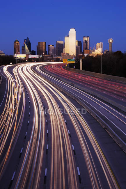 Tráfico por autopista al atardecer en la autopista I-30 en Dallas, EE.UU. - foto de stock