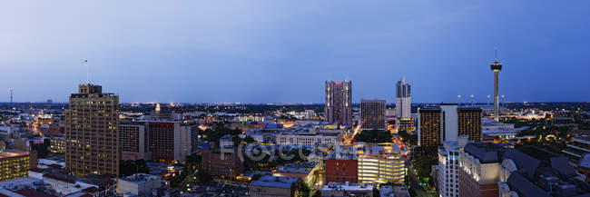Skyline da cidade com arranha-céus modernos em San Antonio, EUA — Fotografia de Stock