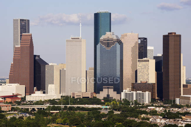 Городской горизонт с современными небоскребами в Хьюстоне, США — стоковое фото