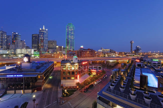 Skyline di Dallas con grattacieli illuminanti, Texas, USA — Foto stock