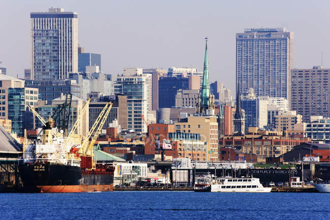 Stadtsilhouette und Hafen mit Wolkenkratzern in der Innenstadt von Toronto, Kanada — Stockfoto